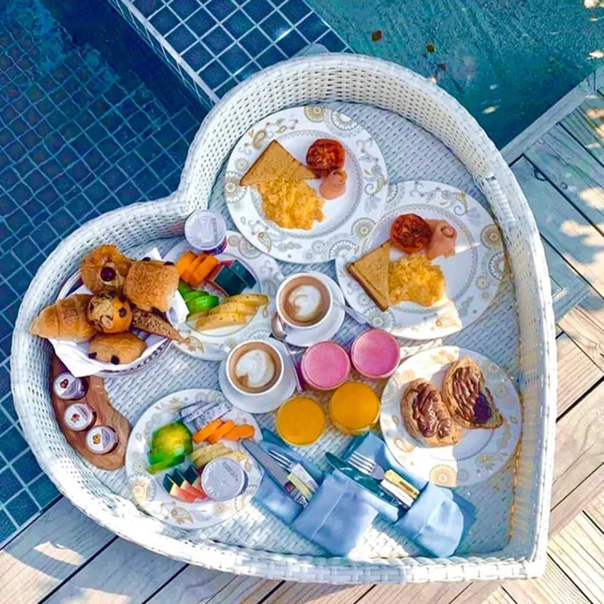 Heart-Shaped Woven Floating Pool Serving Tray for Parties